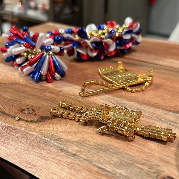 Red white blue patriotic USA flag & soldier broach (2) w/ gold back & bracelets - Picture 8 of 16